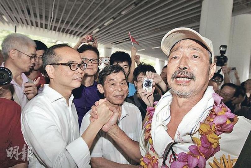 「啟豐二號」歡迎儀式上,民建聯劉江華(前左)喺人群中出現,但被市民報以噓聲,保釣者曾健成即刻拎住個籌款箱過去「抽番水」,劉捐咗50蚊後同羅堪就(右一)握手合照。(李澤彤攝) 「啟豐二號」歡迎儀式上,民建聯劉江華(前左)喺人群中出現,但被市民報以噓聲,保釣者曾健成即刻拎住個籌款箱過去「抽番水」,劉捐咗50蚊後同羅堪就(右一)握手合照。(李澤彤攝)