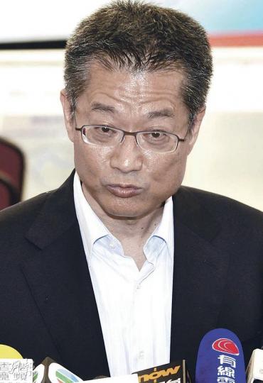 發展局長陳茂波昨日重申,海興大樓及上海街兩個舊樓單位的劏房改建工程,是租客未經他太太同意下進行。(郭慶輝攝) 發展局長陳茂波昨日重申,海興大樓及上海街兩個舊樓單位的劏房改建工程,是租客未經他太太同意下進行。(郭慶輝攝)