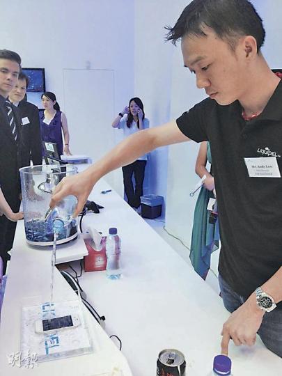 一間公司首次將美國的防水技術引入香港,電子產品塗上納米塗層後浸在水中也絲毫無損。(丘楚怡攝) 一間公司首次將美國的防水技術引入香港,電子產品塗上納米塗層後浸在水中也絲毫無損。(丘楚怡攝)