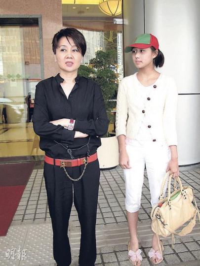 超欣做乖乖女,與四太到醫院陪賭王。(攝影/記者:林蘊兒) 超蓮(左)與猷啟(右)接力陪伴賭王。(攝影/記者:林蘊兒) 超欣做乖乖女,與四太到醫院陪賭王。(攝影/記者:林蘊兒) 超蓮(左)與猷啟(右)接力陪伴賭王。(攝影/記者:林蘊兒)