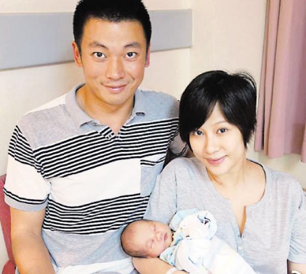 文頌嫻與丈夫Jason喜迎囡囡出世,一家三口溫馨滿瀉。(微博圖片) Jamie精靈可愛,難怪是父母的心肝寶貝。(微博圖片) 文頌嫻與丈夫Jason喜迎囡囡出世,一家三口溫馨滿瀉。(微博圖片) Jamie精靈可愛,難怪是父母的心肝寶貝。(微博圖片)