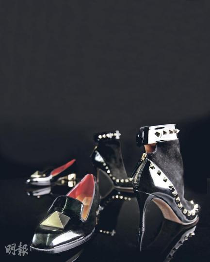 (左)Valentino大鍋釘漆皮平底loafers $6100,(右)Valentino小鍋釘漆皮高跟短靴$8200(林俊源攝) (左)Valentino大鍋釘漆皮平底loafers $6100,(右)Valentino小鍋釘漆皮高跟短靴$8200(林俊源攝)