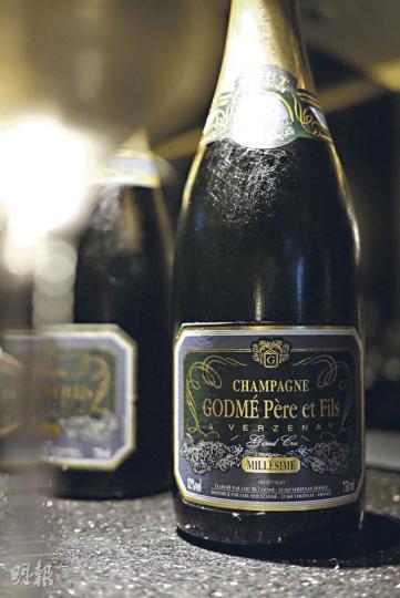 Millésime Grand Cru 1995--經歷17載的陳年,味道已非常成熟,酒質柔滑、細緻,酸度適中。(蔡榛原攝) Millésime Grand Cru 1995--經歷17載的陳年,味道已非常成熟,酒質柔滑、細緻,酸度適中。(蔡榛原攝)