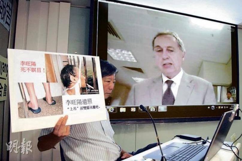 澳洲蒙納許大學法醫學教授Stephen Cordner(屏幕中人),昨日透過視像系統發表分析李旺陽死因報告。(林景輝攝) 澳洲蒙納許大學法醫學教授Stephen Cordner(屏幕中人),昨日透過視像系統發表分析李旺陽死因報告。(林景輝攝)