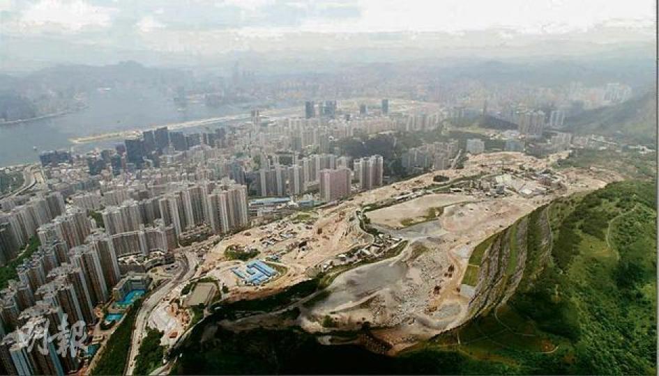 圖為安達臣道南發展區工地，其平整工程已完成，當中6公頃公屋用地已交由房屋署接手興建，預料落成後可提供逾9000個公屋單位。（劉焌陶攝）安達臣道地勢陡斜，需爆石逾1800次，土木工程拓展署駐工地工程師吳雲龍指出，為減少工程塵埃滋擾民居，興建地台擋土牆時使用加筋擋土牆（見圖），縮短工程時間。（劉焌陶攝）