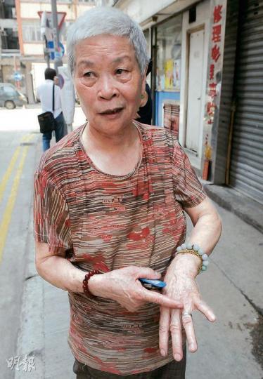 大角嘴一輪胎店遭爆竊案，店主的76歲母親周婆婆（圖）驚悉存放店內抽屜約值17萬元的嫁妝金飾遭偷走，痛心不已，失物包括其丈夫生前送給她的首飾，極有紀念價值。（蔡方山攝）