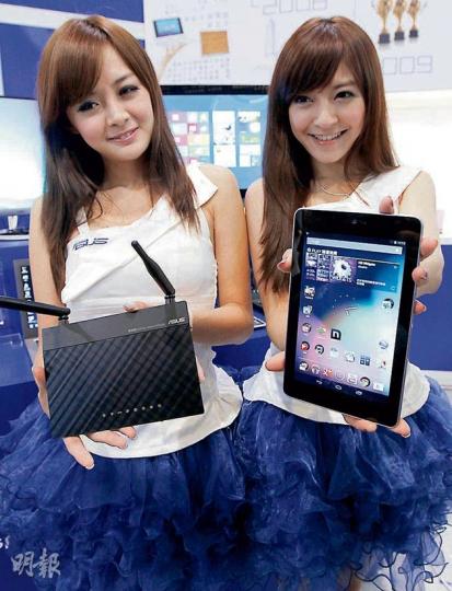 華碩推出的「1蚊」貨是四核心平板電腦Nexus 7(右)和路由器(左),於展場購買路由器會加送50Gb網上儲存空間,另亦會以近半價出售3D全高清顯示器。(李紹昌攝)昨午已有數十市民於會展港灣道入口排隊等入場,排頭位、從事電話銷售的王先生(左一)表示,打算買逾500元的硬碟再換取1元禮品。排第4的家庭主婦鄭女士(左二)稱,兩名兒子上年排隊見報後「很驚」,着她代為排隊,但她今日不會入場,會留待明天爭取排首位入場,以獲取大會的1000元現金劵。(丁灝嵐攝) 華碩推出的「1蚊」貨是四核心平板電腦Nexus 7(右)和路由器(左),於展場購買路由器會加送50Gb網上儲存空間,另亦會以近半價出售3D全高清顯示器。(李紹昌攝)昨午已有數十市民於會展港灣道入口排隊等入場,排頭位、從事電話銷售的王先生(左一)表示,打算買逾500元的硬碟再換取1元禮品。排第4的家庭主婦鄭女士(左二)稱,兩名兒子上年排隊見報後「很驚」,着她代為排隊,但她今日不會入場,會留待明天爭取排首位入場,以獲取大會的1000元現金劵。(丁灝嵐攝)