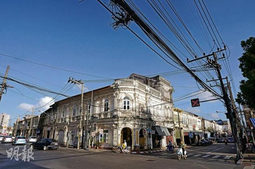 在布吉舊城，保留了大量華麗的殖民地建築與店屋。（黃潔玲攝）Lard Yai Antique Shop是家舊物雜貨店，以玩具車佔大多數，但仔細看下去，其實幾乎什麼都有。（黃潔玲攝）Lard Yai Antique Shop的店外放着古老小孩車，也放着櫈子，讓你閒坐喝咖啡。（黃潔玲攝）Chino Cafe Gallery有着淡淡的日式小店味道，清雅脫俗。（黃潔玲攝）Chino Cafe Gallery店內有售的布吉小吃Tao So，源自中國，像中國的燒餅，有鹹甜兩款，每粒10泰銖（約2.5港元）。（