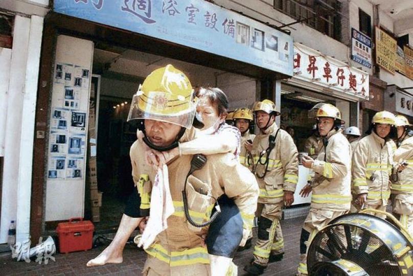 勝興樓劏房火警中不少被困居民為老弱婦孺，圖中患哮喘的婆婆要靠消防員把她揹出火場。（雲錦鋒攝） 勝興樓火警現場曾冒出大量濃煙，有住客無法沿樓梯逃生，一度在家中開窗探頭外望及揮手求援。（雲錦鋒攝） 旺角勝興樓昨日發生劏房火警，一度濃煙密佈。（雲錦鋒攝） 昨日劏房火警期間，逾30居民要由消防員協助疏散。（雲錦鋒攝） 起火的一樓劏房，劏房外走廊嚴重熏黑，家具付諸一炬，高熱下電箱等裝置被燒至近乎熔解。（林錫禮攝）