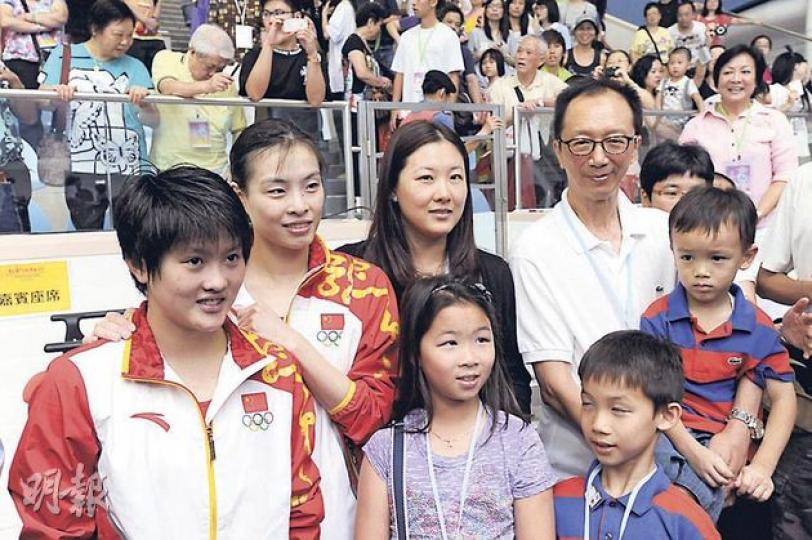 「跳水皇后」伏明霞（後排左二）昨與丈夫梁錦松（後排左三）及3子女一起欣賞現演，更與新一代跳水女將吳敏霞（後排左一）及陳若琳（前排左一）合照。（尹錦恩攝）