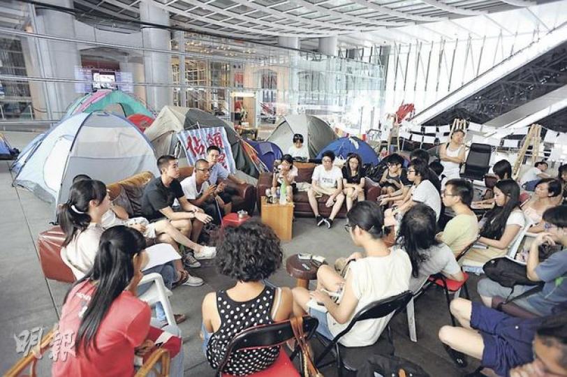佔領中環被法庭頒令明晚9時前撤走，成員昨午舉行「佔領點收科」討論會，成員及關注事件者均期望佔領及反資本主義的意念可融入生活。（陳淑安攝） 10個月來「佔領中環」成員在匯豐總行樓下建立了小社區，雖然明天便是「撤退」限期，但昨日成員仍未搬走「家具」，他們更擬明晚舉行音樂會。（陳淑安攝）