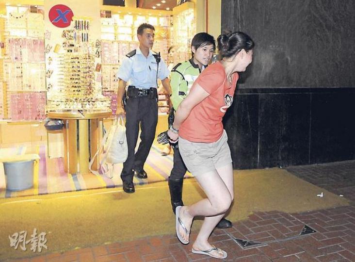 一名女子於銅鑼灣偷去總值逾萬元水晶飾物，人贓並獲，被捕時不斷痛哭求情。（蔡方山攝）