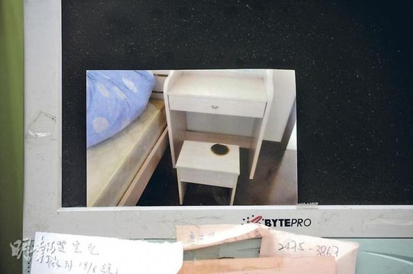 業主陳小姐返回番禺珊瑚灣畔住所，發現梳妝枱椅子大片燒焦，認為家具曾遭人毁壞。（尹錦恩攝）