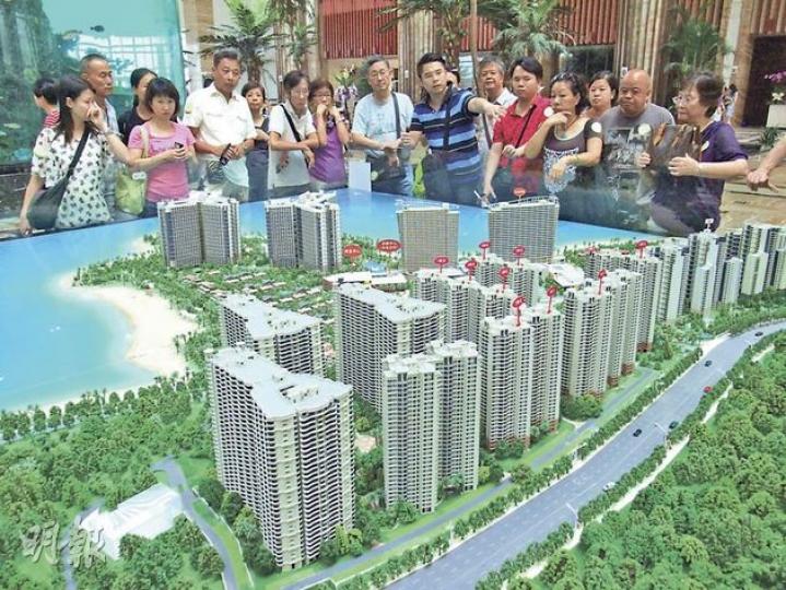 近年不少本港的退休人士，紛紛到內地離市區較遠樓盤置業，並隨「睇樓團」到處格價。（明報記者攝）