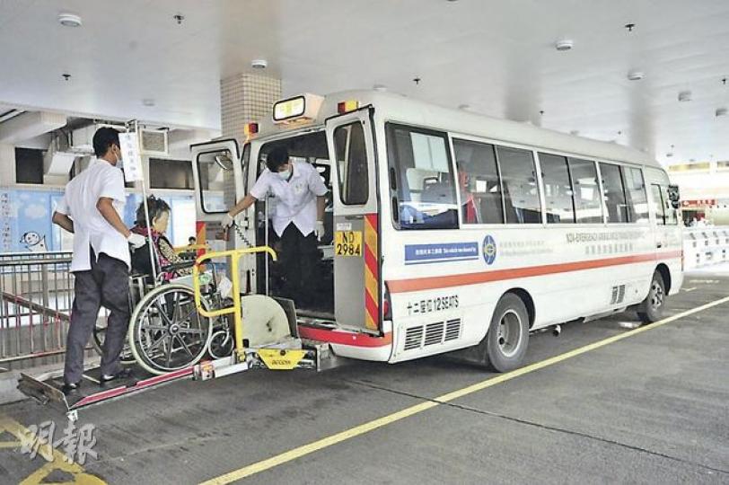 醫管局本年度撥款2800萬元，增購20架非緊急救護服務車，希望能縮短病人出院及轉院之候車時間。（鄧宗弘攝） （明報製圖）