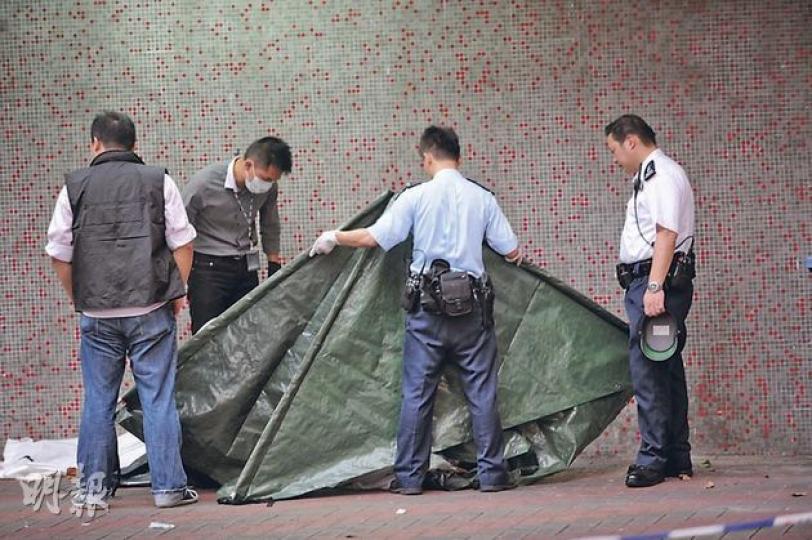 竹園北邨昨日有患精神病聾啞婦人墮樓命案，探員接報到場調查，並用膠帳篷遮蓋死者屍體。（樊銳昌攝） 警方因襲啞女死者倒臥地點與懷疑墮樓位置的電梯大堂有距離，一度封鎖現場作深入調查。（樊銳昌攝）