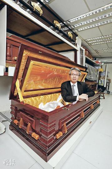 Richard（葉思雅攝） 司徒姐（右）（葉思雅攝） 政府骨灰龕位長期爆滿，私營的價錢則動輒以十萬元計，司徒愛麗說，很多人寧願把先人骨灰放在家中，這種新興的水晶發光骨灰盅，售價3000多元，比一般雲石、玉盅時尚美觀，有不少人買來在家中安放骨灰。（葉思雅攝） 海葬貝殼！（約$3000），新引入的海葬器皿，把先人骨灰以專用膠袋盛起，然後放入貝殼內，投進大海。以環保物料製造的貝殼，會先漂浮5至10分鐘，然後徐徐下沉，過些時日就會自然分解。（葉思雅攝） 瑪瑙盅豪華特別版（約 $8000）（葉思雅攝）