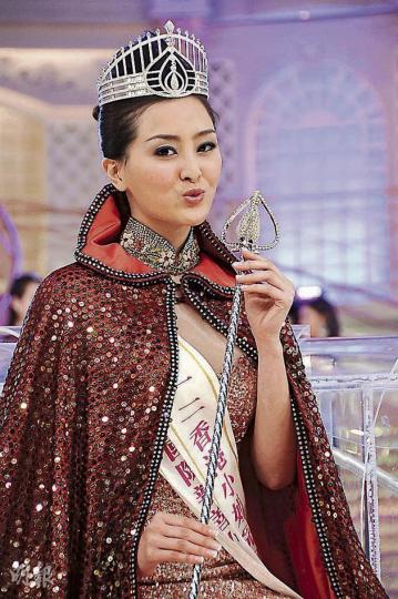 無綫創先河的「一人一票選港姐」最終未能成功，還原由5名評判決定三甲，選出24歲的張名雅（圖）為新一屆港姐冠軍。（鍾偉茵攝） 比賽結果未能由一人一票選出，無綫高層於賽後即場解畫，並向全港市民道歉。圖左起為業務總經理鄭善強、綜藝科經理余詠珊和外事部副總監曾醒明。（鍾偉茵攝）
