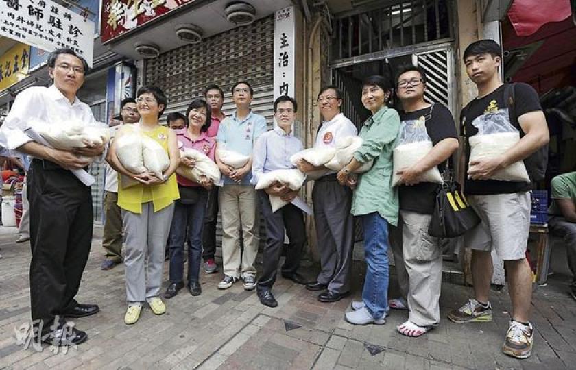 社區組織協會昨日舉辦九龍西立法會選舉論壇，論壇舉行前，社協安排候選人到深水埗一幢唐樓，派米給蝸居天台屋的基層住客。梁美芬因事未能出席活動。（余俊亮攝）