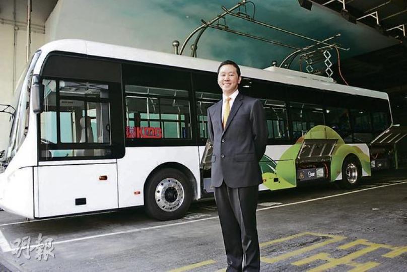 九巴正試驗第二代電容巴士「gBus」，車頂上設置集電弓，若需要充電，只需將集電弓升起至接觸巴士站的電網就可。車前為九巴副董事總經理歐陽杞浚。（黃俊鋒攝）