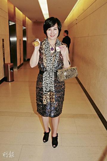 駐顏有術的何超瓊笑言﹕「減去24，我今年是26歲生日！」（攝影﹕梁迺楠） 殼王陳國強與太太手拖手到場祝賀。（攝影﹕梁迺楠） 何超儀下午到晚上都沒有換衫，穿上老虎圖案上衣配熒光裙。（攝影﹕梁迺楠）
