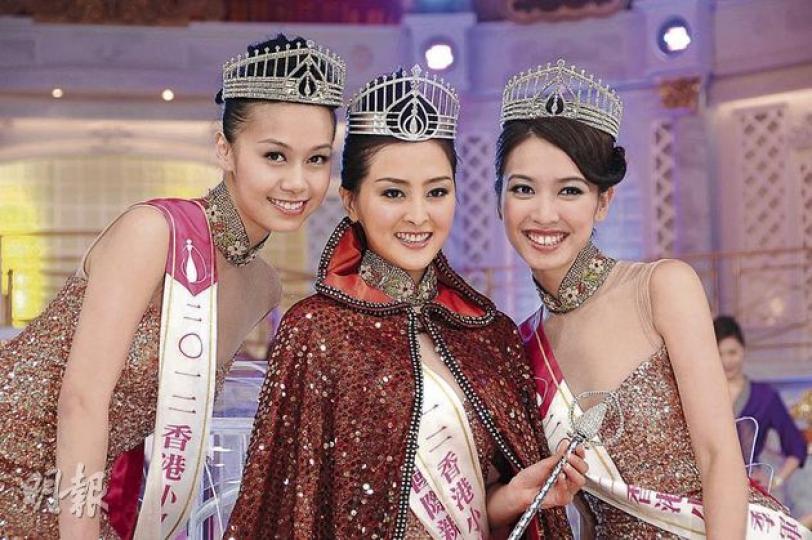 亞軍黃心穎（左起）、冠軍張名雅及季軍朱千雪戴上后冠，在爭議聲中成為2012香港小姐三甲。（攝影：鍾偉茵、梁迺楠） 張名雅外形出眾、表現淡定，大熱奪冠。（攝影：鍾偉茵、梁迺楠） 黑馬黃心穎憑出眾口才彈出，獲得亞軍。（攝影：鍾偉茵、梁迺楠） 朱千雪表現平均又獲現場最多藝員口頭投票支持，可惜只得季軍。（攝影：鍾偉茵、梁迺楠） 陳潔玲（攝影：鍾偉茵、梁迺楠） 曾明俐（攝影：鍾偉茵、梁迺楠） 湯洛雯（攝影：鍾偉茵、梁迺楠） 岑杏賢表現大方得體，爆冷奪「最上鏡小姐」。（攝影：鍾偉茵、梁迺楠） 無綫安排大批當
