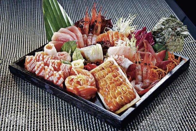 新鮮魚生（Y） - 餐廳供應多款日本美食，除海膽甜蝦刺身，另有爐端燒秋刀魚、天麩羅等。（林俊源、葉思雅攝） 即開生蠔（Y） - 即開生蠔為自助餐焦點，開蠔的師傅表示每晚都忙過不停。暫供應美國、澳洲和法國3款生蠔。（林俊源、葉思雅攝） 西班牙海鮮飯（前）、紅酒燴羊膝（後）、香檳（需另加$140）（Y） - 主廚周祥柏師傅特別加入少見菜式，如paella、燴羊膝等，亦相當受歡迎。（林俊源、葉思雅攝）