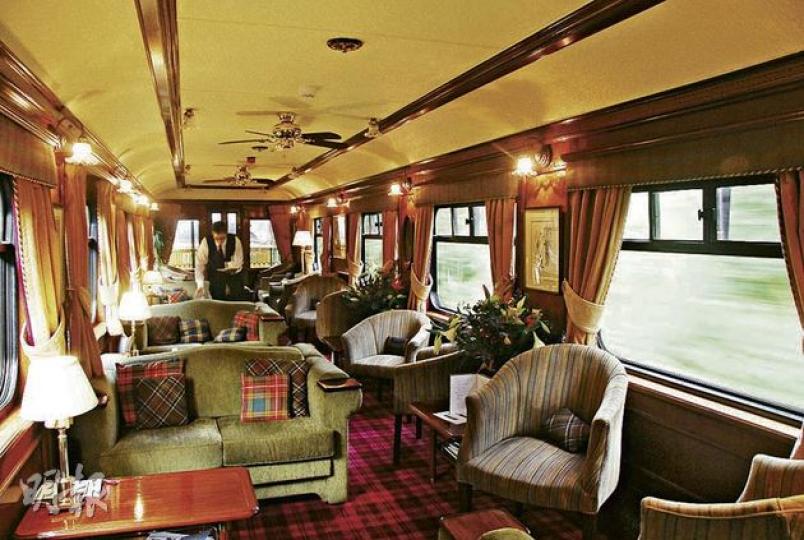 由舊Pullman列車廚房車卡改裝成的觀景車廂，有如列車的起居室。（郭瑋瑋攝） 客人由蘇格蘭風笛手的音樂帶領下，到列車停靠的月台上車。（郭瑋瑋攝） 喝餐前酒時，也有源源不絕的小吃供應。（郭瑋瑋攝） 雙人卧艙裝潢雅致，而且不覺侷促。（郭瑋瑋攝） 晚飯過後，當地樂手便來列車上表演傳統音樂。（郭瑋瑋攝） 上車不久，職員便備好豐盛的下午茶。（郭瑋瑋攝） 列車的廚房雖小，卻能炮製出酒店水準的晚餐。（郭瑋瑋攝） Rothiemurchus莊園的射擊導師，耐心教導我們這些「新丁」。（郭瑋瑋攝） 活動過後，可到