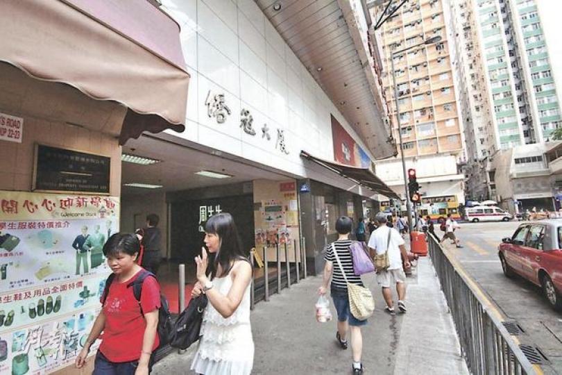 僑冠大廈是北角老牌大廈，六七暴動期間，港府從英軍借用直升機，派員空降僑冠搜捕左派分子。（明報記者攝）