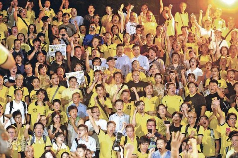 數百人民力量支持者到達灣仔修頓球場為人力候選人打氣，黃衫軍在民主黨發言時喝倒彩。（鄧宗弘攝） 社民連吳文遠（右一）向新民黨葉劉淑儀（中）贈送「葉太回憶錄」，更有成員在她發言時高喊「掃把頭」，被她狠批「返去讀幼稚園啦」。（鄧宗弘攝）