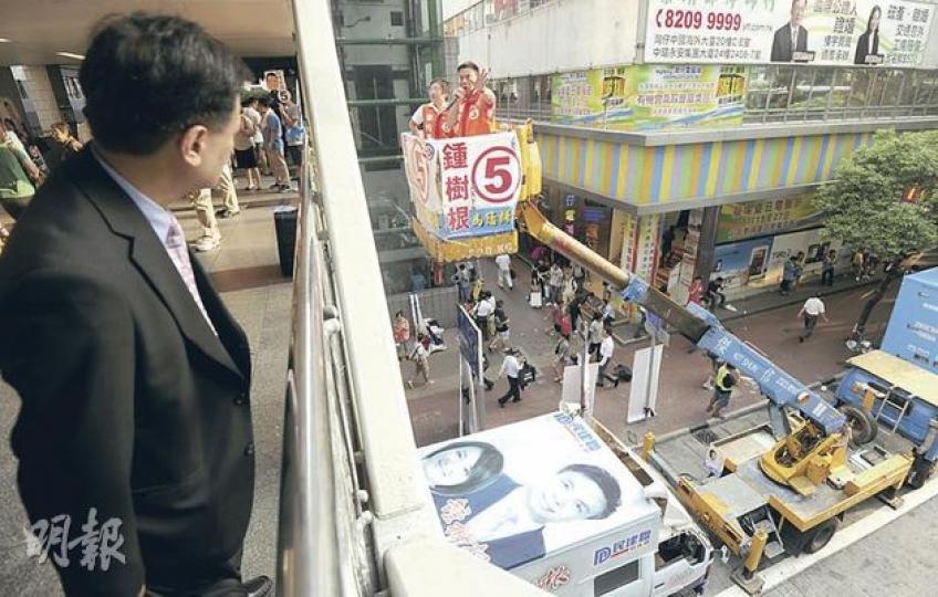 鍾樹根話想「升級」做立法會議員，所以出埋升降台，喺灣仔行人天橋外拉票。（余俊亮攝）