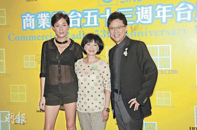 查小欣（中）跟吳綺莉（左）新舊交替表現大方，跟一手促成事件的陳志雲（右）合照。（攝影：孫華中）