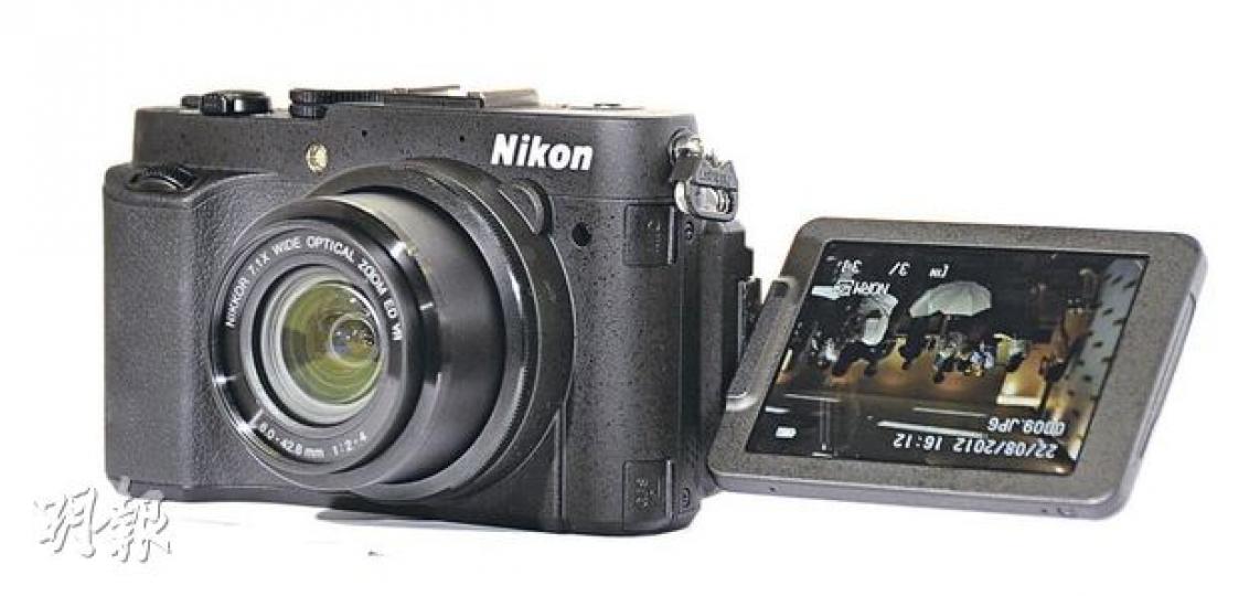P7700內置光學鏡片移動減震（VR）影像穩定功能，在昏暗環境下減低雜訊。（陳淑安攝） S6400具備智能自動對焦功能，自動找出拍攝主體。（陳淑安攝） S01體積輕巧，比一張八達通卡還要細。（陳淑安攝） COOLPIX S800c以社交互聯及分享為賣點，適合時下的年輕男女。（陳淑安攝）