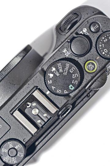 P7700有更多自訂拍攝模式（U1、2、3）及P/S/A/M手動設定，也備多款外置配件如GPS裝置GP-1等。（陳淑安攝）