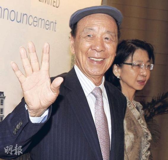 嘉華主席呂志和（左）昨日笑言，市民可以儲錢入市買樓，但買股則要等一年。圖右為其女兒兼公司執董呂慧瑜。（劉焌陶攝）