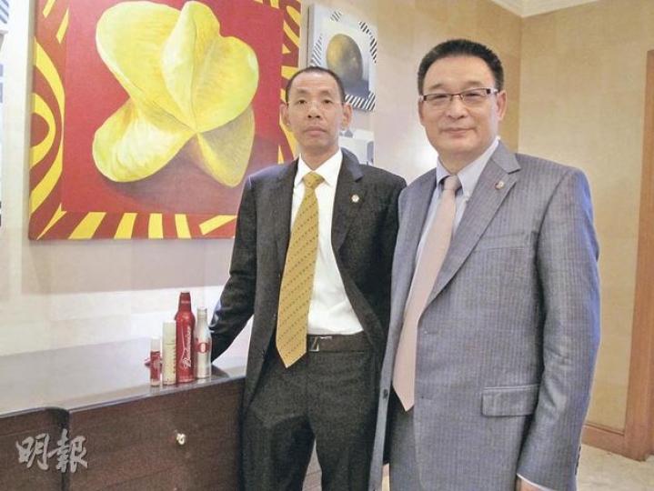 中糧包裝董事總經理張新（左）指出，年底前將在杭州建首條鋁製單片罐產線，預計相關產品毛利率可高達30％。圖右為公司主席王金昌。（葉浩霖攝）