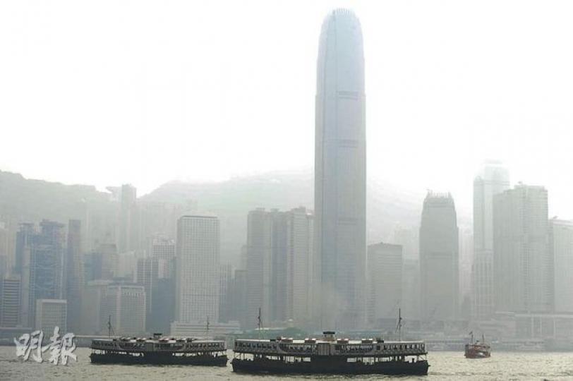 受颱風天秤外圍下沉氣流影響，本港昨被煙霞籠罩，維港兩岸一片灰濛濛。全港14個監測站的粒子濃度，13個超出世衛指引，但只有中環、旺角、銅鑼灣路邊監測站，觀塘及塔門一般監測站共5個站的污染指數超出100的「甚高」水平，令市民誤以為大部分地區的空氣質素合格。（尹錦恩攝）