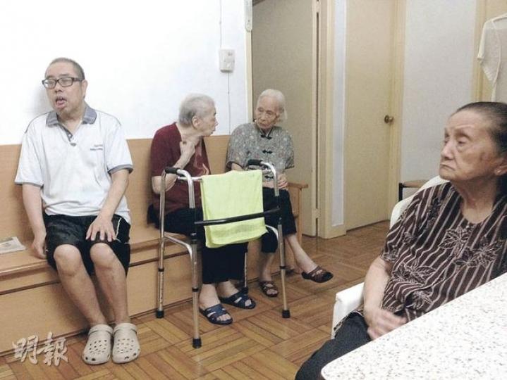 兩名「離奇選民」、60多歲的黃輝煌（左一）和90歲的洪笑治（右一）昨向記者說，民建聯幫他們登記當選民。另一選民林淑勤訪問期間在房間午睡。中間兩名長者是他們的室友或朋友。（明報記者攝）