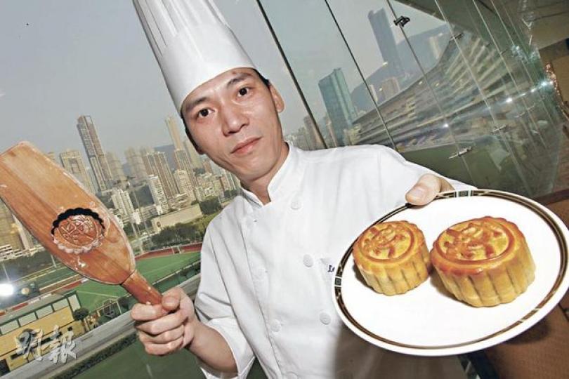 馬會總廚師長林雲輝話，會用正宗湖南蓮蓉，教參加製作月餅工作坊嘅人士，整番個可以喺餅面印有心儀用字的迷你月餅。（李紹昌攝）