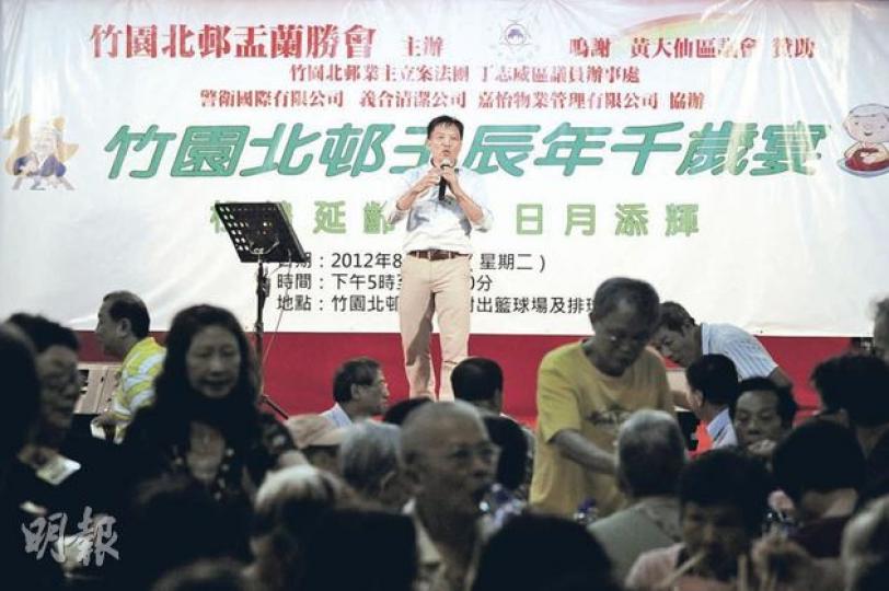 胡志偉噚晚喺竹園北邨出席免費招待長者盆菜宴，佢仲在台上高歌《愛拼才會贏》。（鄧宗弘攝） 除咗胡志偉，接待處亦有謝偉俊嘅嘉賓名牌，但謝最終無出席。（鄧宗弘攝）