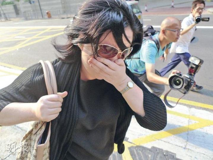 女被告李淑媛名下保險箱收藏外國貨幣，包括秘魯、阿根廷、羅馬尼亞貨幣等。她自稱受聘於教育中心，昨離庭時狂奔避開拍攝，男被告朱書龍則還押。（何偉畧攝）