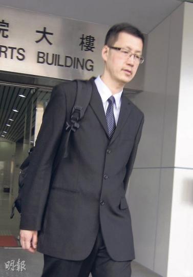 辯方昨稱，兩被告被捕後，懲署更生事務組即增加人手，大規模召回釋囚。冼偉昌解釋，當時剛巧有數名同事離職，調動與案件無關。（林綺琪攝） 被告鄧貴文案發時，其直屬上司為冼偉昌，冼昨說得悉鄧在監督紀錄上「造假」後，對鄧「有少少失望」。（林綺琪攝）