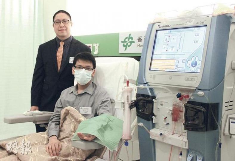 腎衰竭患者Samuel（前）認為腎科中心設備完善，更設上網功能，讓他可利用洗血時間自我增值，其間他更成功開設補習社。後為香港浸信會醫院腎科中心主管黃煜醫生。（李芷君攝）