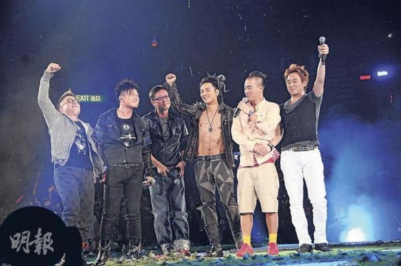 古惑仔班底林曉峰（左起）錢嘉樂、導演劉偉強、伊健、陳小春及朱永棠合唱《友情歲月》。（攝影﹕梁迺楠） YoYo前晚一直在後台打點，至中段才走到台前欣賞男友演出。（攝影﹕梁迺楠） 古巨基突然上台，帶領觀眾大叫「伊健，YoYo，快點嘟嘟（結婚）！」（攝影﹕梁迺楠） 湯盈盈（右）與梁靖琪（左）在台下拿着熒光棒投入睇騷。（攝影﹕梁迺楠）