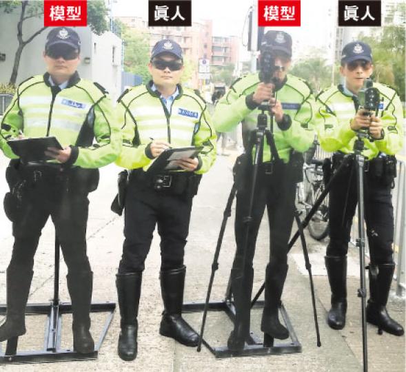 圖中「4個人」，若不看下半身，你知道哪兩個是真人嗎？兩個鋁合金「交通警」（左一、左三）今起會駐守新界北3條高速公路，它們與模特兒本人並列，幾可亂真。左二為「觀察員」模型真身、警員梁威，右一為「偵速員」模型真身、警長薛清楓。（丘楚怡攝）
