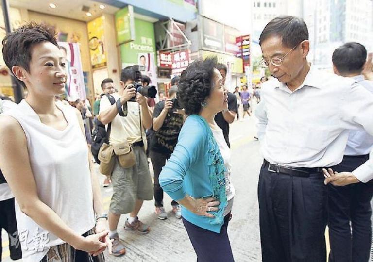 民主黨前主席李柱銘（右）和前政務司長陳方安生（中）昨日在銅鑼灣出席公民黨陳淑莊（左）的告急大會。李柱銘和陳太異口同聲，反對杯葛超級區議會選舉。（李紹昌攝）