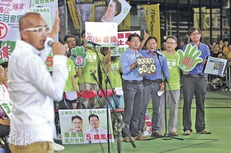 民主黨胡志偉（右二）昨在九東論壇上向人民力量黃洋達（左一）大反擊，批評人民力量邊高舉反共旗幟，邊分化民主派力量，更收取共產黨利益，有如「共產黨的針」。（鄧宗弘攝）