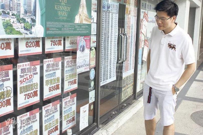 現任職銀行投資部的吳龍飛認為，額印限期將至加上新政府的房屋政策，預料本港樓市將會掉頭下跌，因此現時寧願「賺少啲」，都要連額印稅售出物業。（黃俊鋒攝）