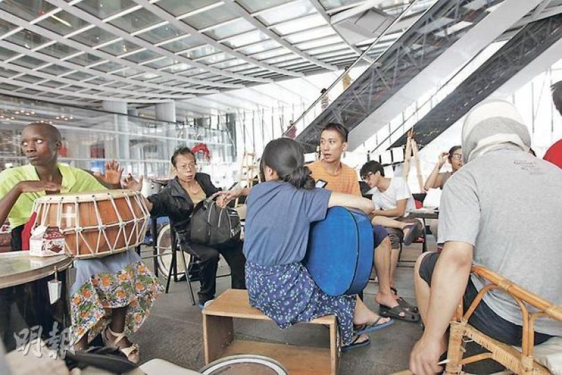 佔領中環清場限期3日前屆滿，昨日仍有10多人留守，眾人在場聊天，亦有人打鼓打發時間。（李紹昌攝） 匯豐昨午12時許派出約10名保安員到中環總行地下，但無清場行動，只以紙筆記錄佔領者物品，其間以攝影機拍攝，約半小時後離去。（林錫禮攝）