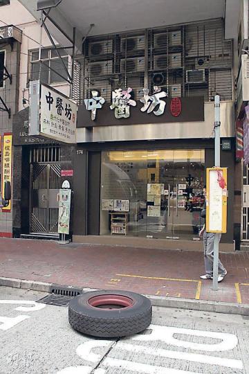 一輛雙層城巴昨在灣仔軒尼斯道行駛時，左邊車尾一個逾百磅車輪飛脫，沿馬路滾前至100米外，幸當時前方無車輛及途人經過。（林錫禮攝） 城巴左邊車尾車輪飛脫後，同軸另一車輪亦鬆脫卡在沙板，幸意外未有釀成傷亡。（林錫禮攝）